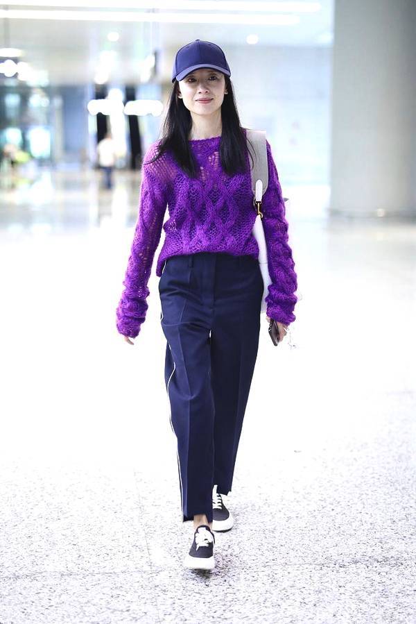 初秋学董洁穿紫色毛衣，气质尽显，网友：但千万别穿她的裤子