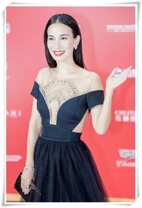 当29岁景甜撞上33岁卢靖姗，网友:天然脸和垮脸差距一眼看穿!