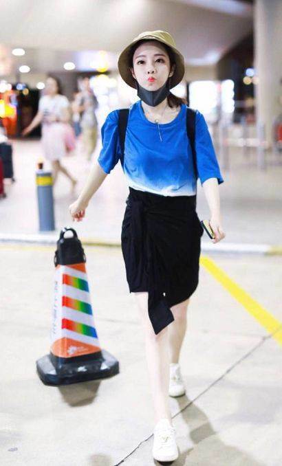 冯提莫真敢穿！下搭大妈裙抢眼，网友：网红和明星的差距真大