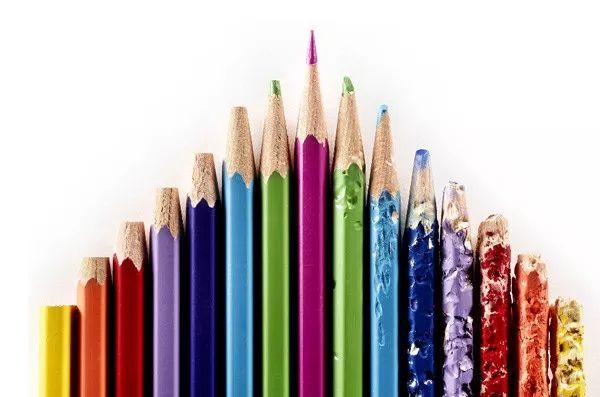 【设计师】物体排列之美，这个摄影师用大量食物堆成建筑，看起来