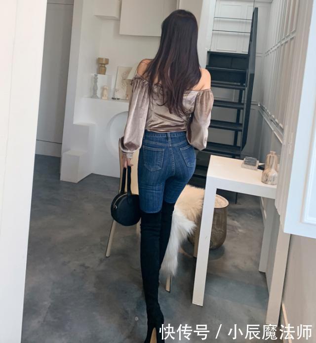  #极致#穿搭牛仔裤的女人美丽动人，身材苗条，充满极致魅力有女人味！