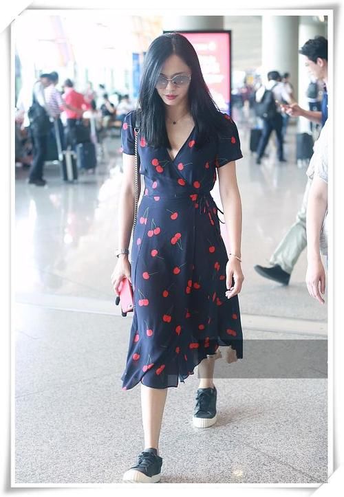 同穿樱桃裙,赵雅芝像年轻了20岁,姚晨凸出的肚子真让人尴尬!