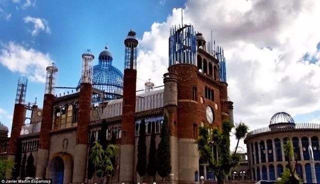 他用半个世纪捡来的垃圾建成教堂，不用起重机，仅凭双手创造奇迹