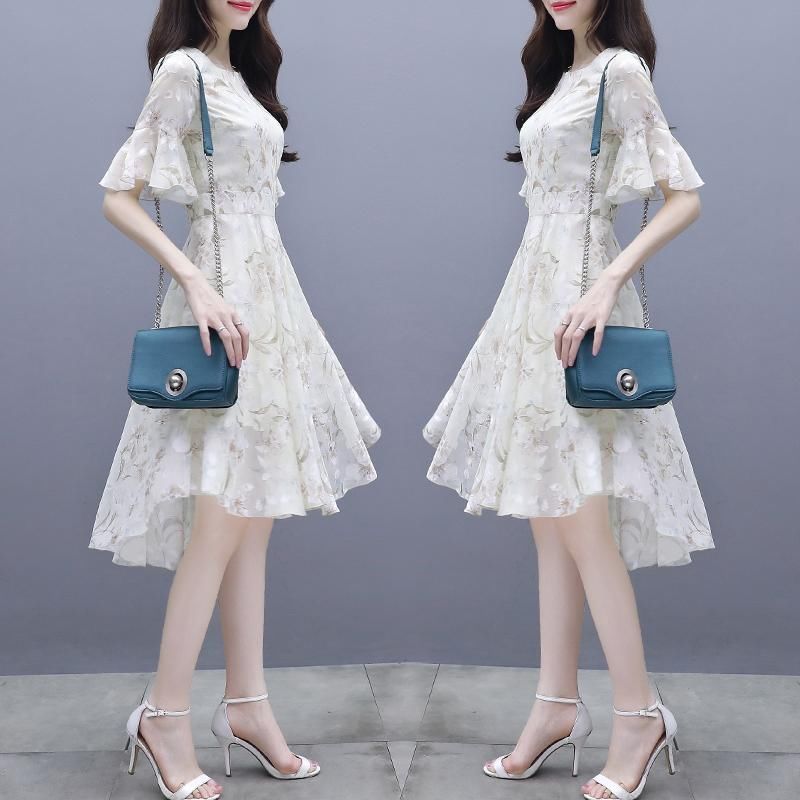 牛仔裤确实不流行了，奔4女人大暑天都穿冷风裙+凉鞋，美到扎心