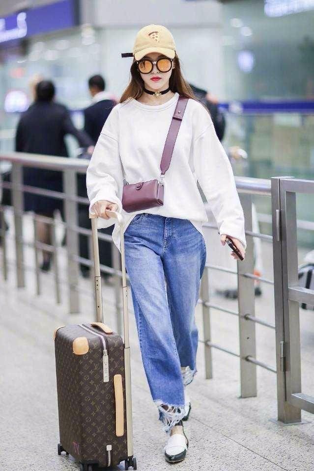 唐嫣化身“环卫工”路边打扫，网友：这应该是最漂亮的环卫工了