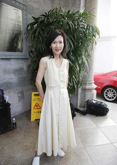 上了年纪的女人果然不能太瘦，陈美琪满脸皱纹，看着比赵雅芝老好