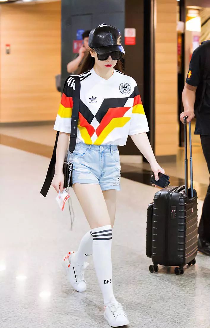 以为戚薇只是穿运动装很帅，没想到穿连衣裙这么婀娜，前凸后翘