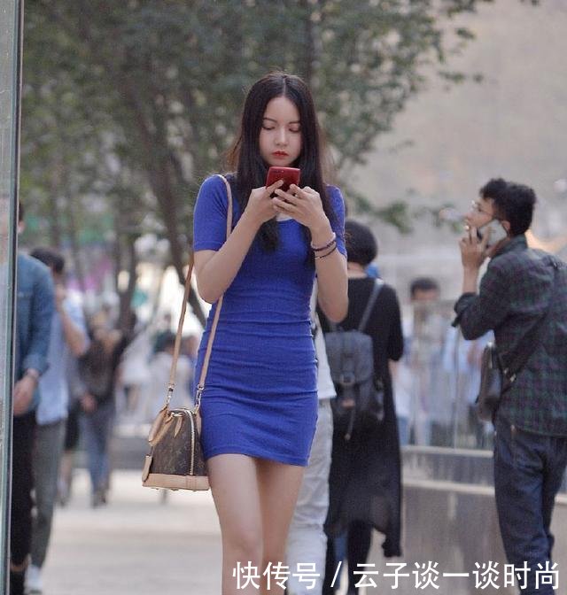 路人街拍，蓝色紧身连衣裙，勾勒出小姐姐迷人的曲线