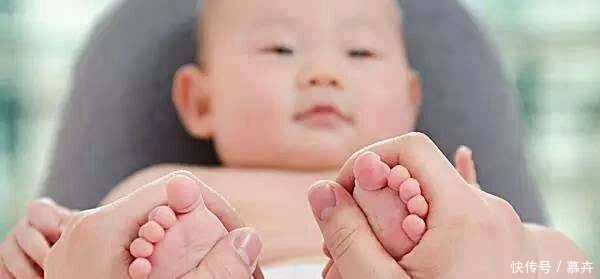 夏天宝宝喜欢光脚跑,老人说寒从脚起!育儿专家