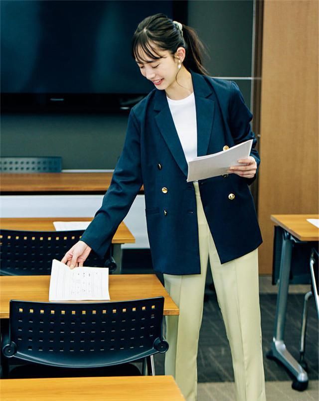 『漂亮』连牛仔裤都开始流行这颜色,锥形裤更加漂亮,时髦又减龄!