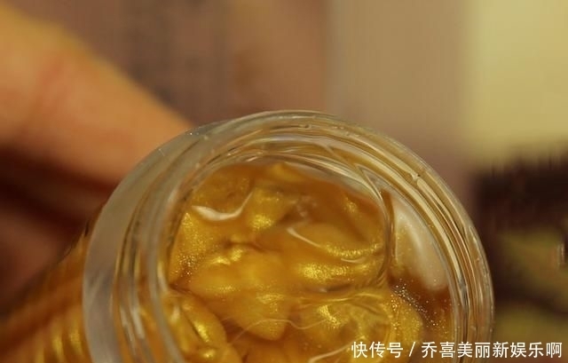 「软膏」才十几块钱小软膏,早晚都涂在脸上,不出两周,皱纹都变淡了