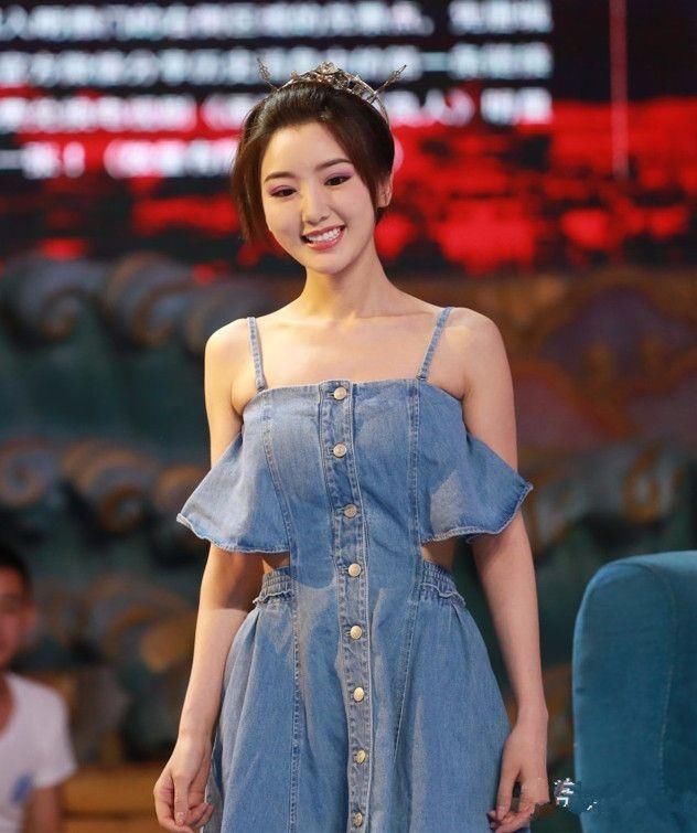 毛晓彤裙子穿小了尺码，都勒出赘肉了，真的好尴尬！