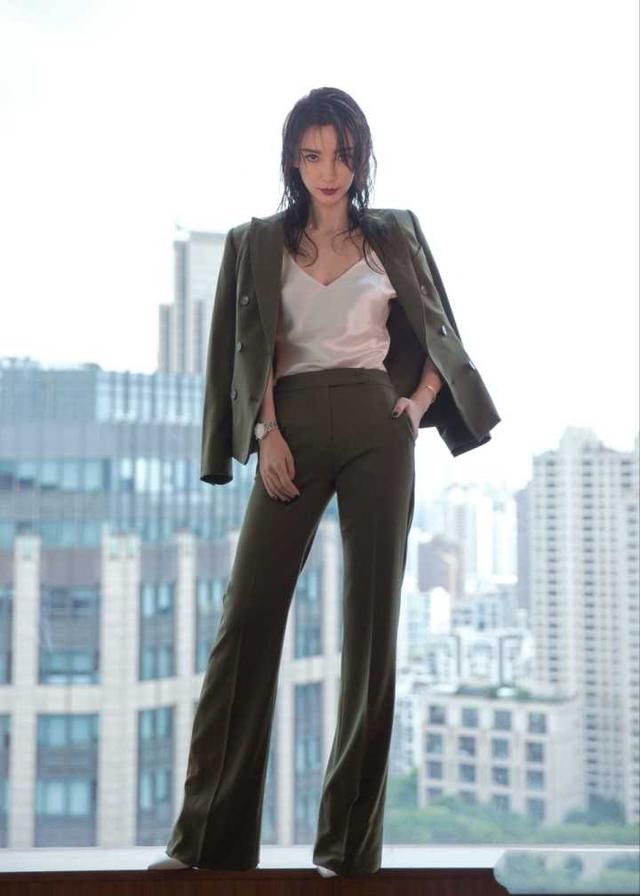 45岁李冰冰穿黑亮片长裙大展曼妙身姿，网友:不老女神非她莫属!