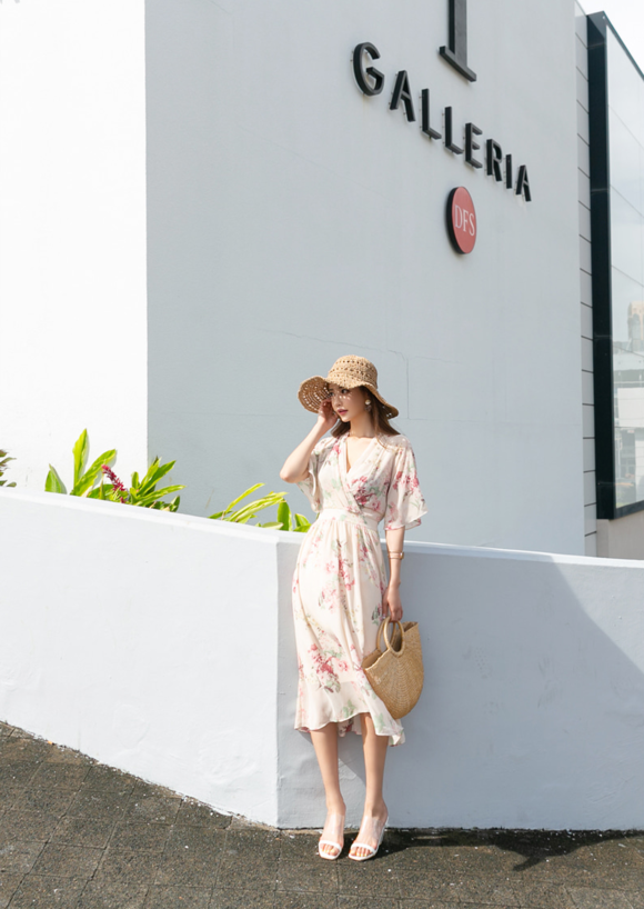 女神孙允珠，春庭花香斑斓炫彩桃枝雪纺裙