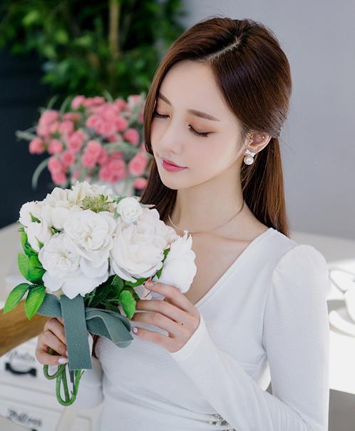 花貌|街拍:雪肤花貌的美女,一件白色的连衣裙,优雅迷人