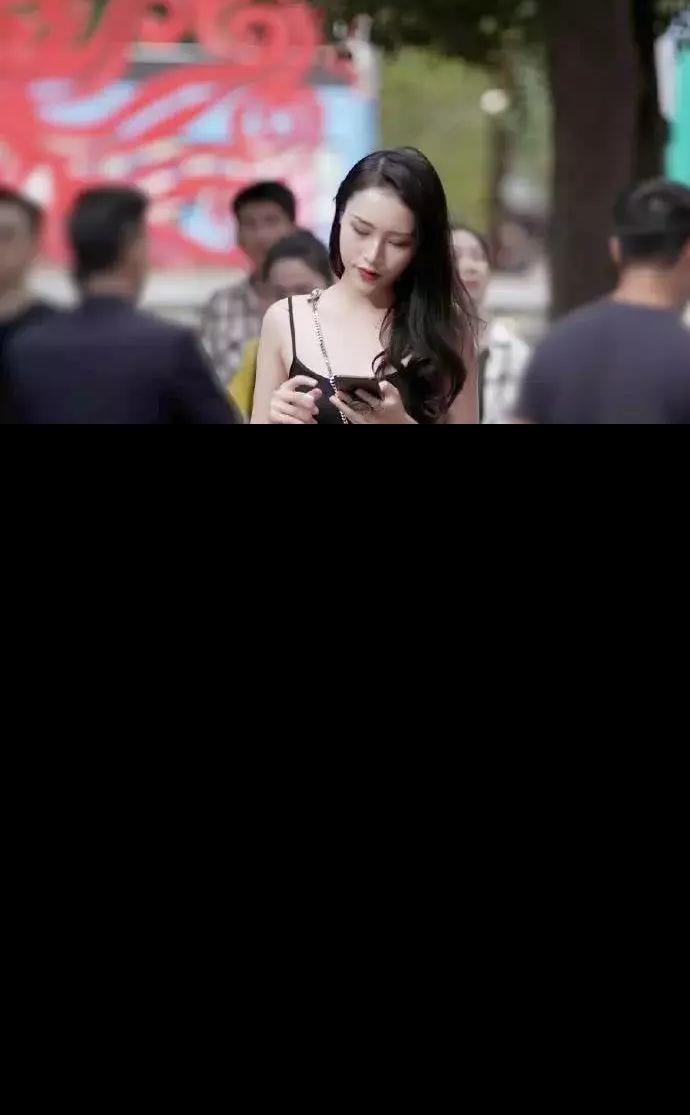 『纤细』街拍短发美女身穿套裙,露出一点纤细的腰肢,显得妩媚动人