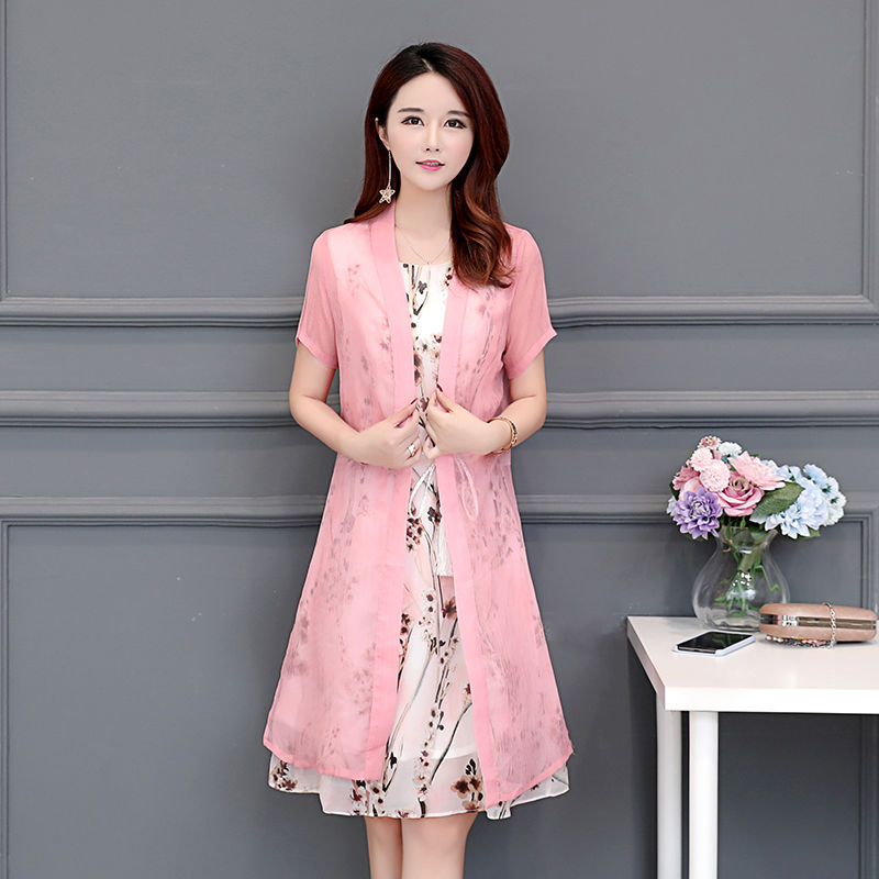 女人爱美不分年龄，中年女人穿这裙，高雅又洋气，特有女人味