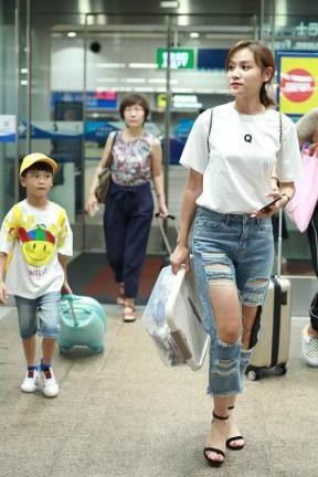 叶一茜现身机场，牛仔破洞裤烂得没一块好地方，网友：辣妈真敢穿