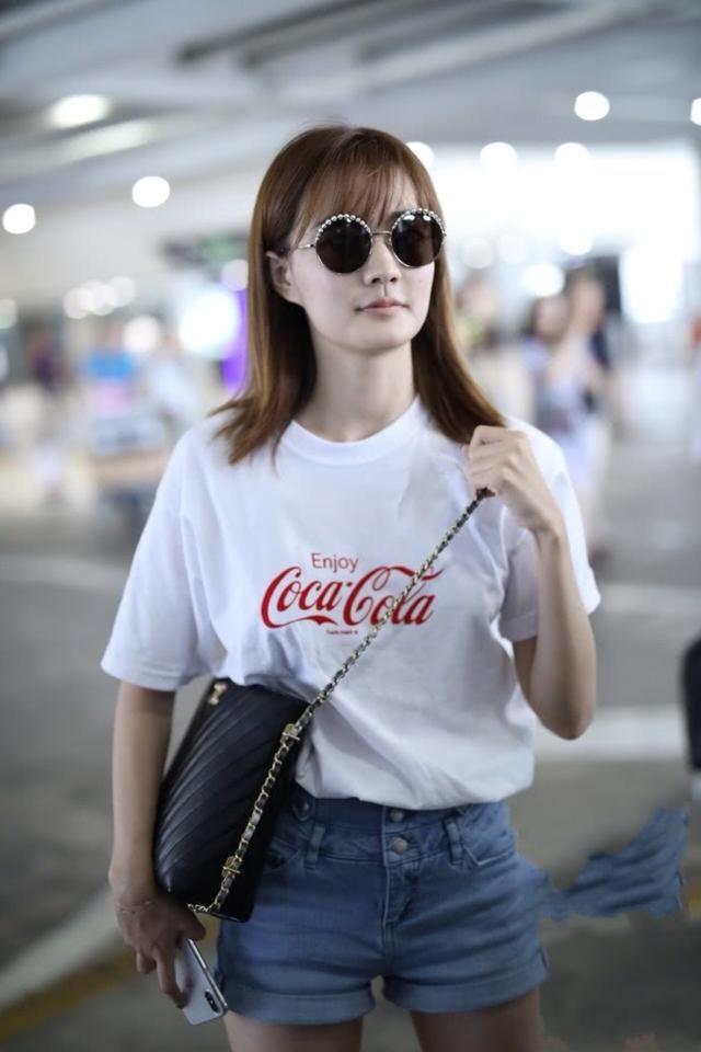 徐璐的短裤已经够短了,还非要卷起一层又一层,网友:彻底服了!