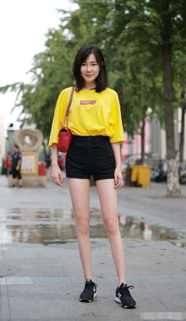 街拍：轻松又百搭的黄色T恤，塞进热裤里更显小姐姐美腿修长！