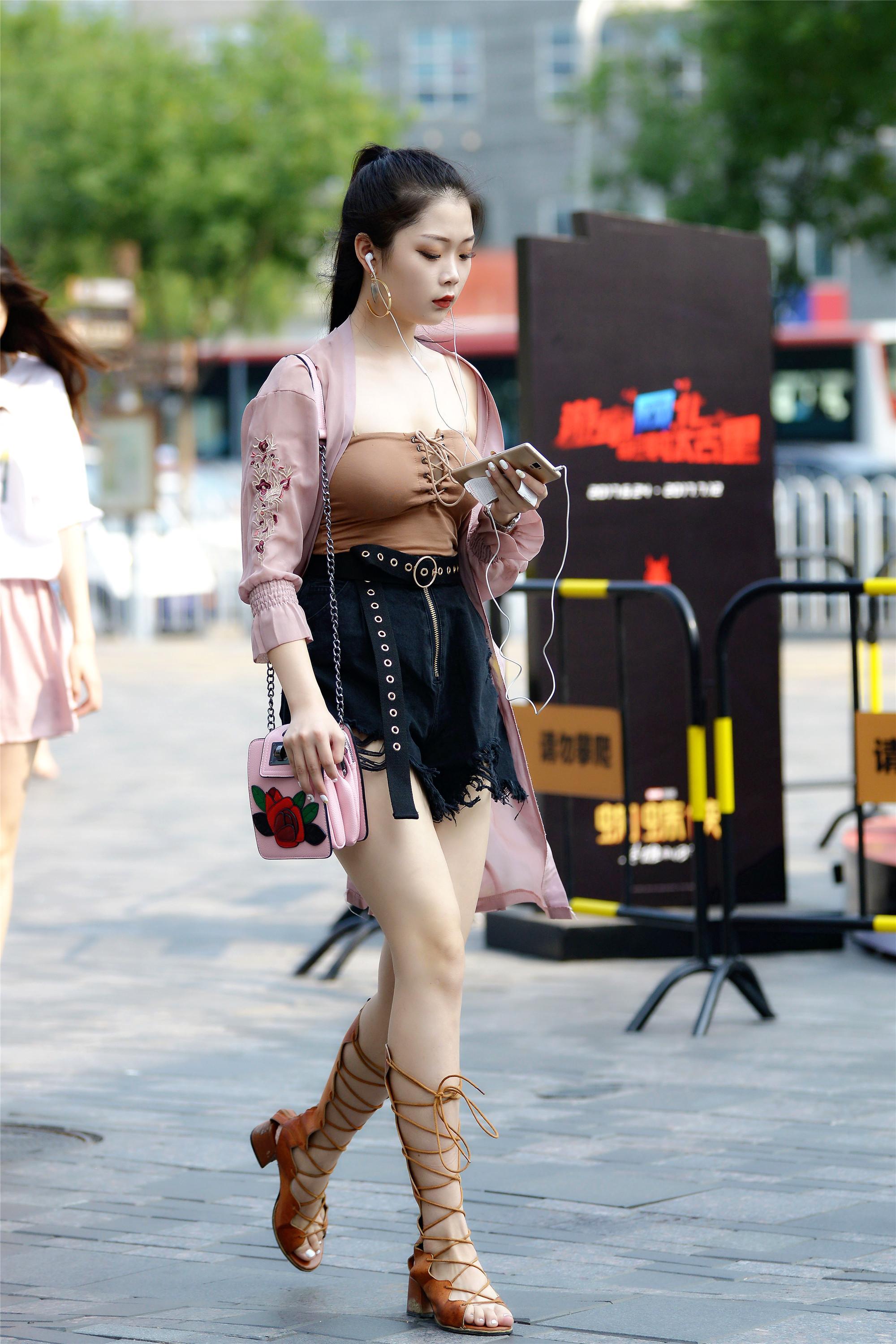 街拍：夏季的你不会搭配，不妨看一下三里屯的姑娘怎么穿着出行