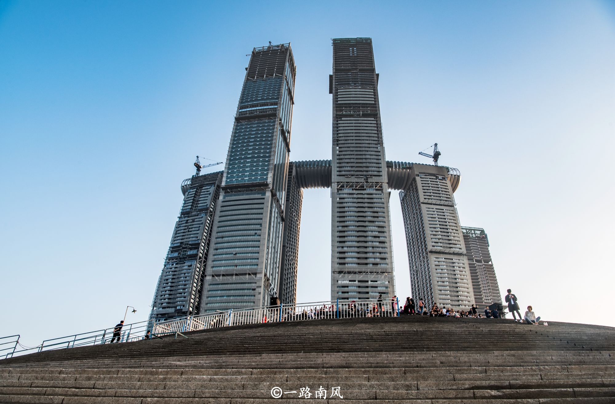 因为人口较多,重庆的楼房大部分造得很高,依山而建的优势就是在大部分