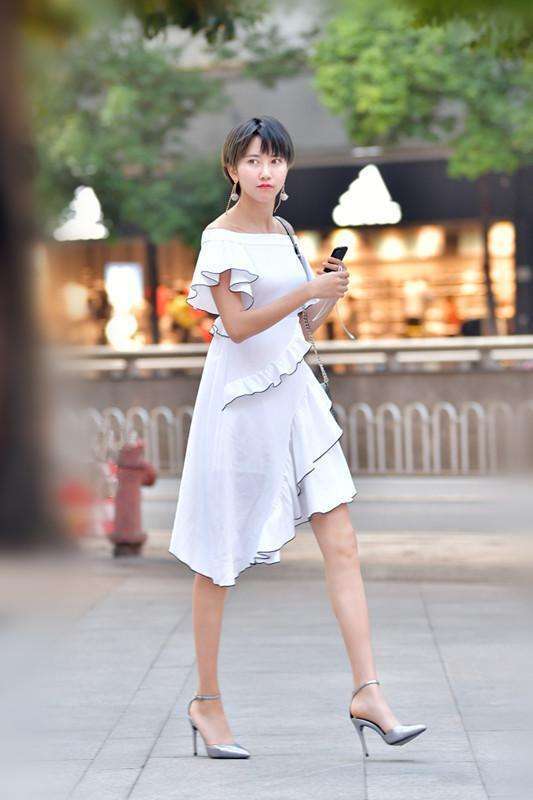 东莞街拍 性感火辣身材的长腿 是让人爱不释手 美的令人羡慕!