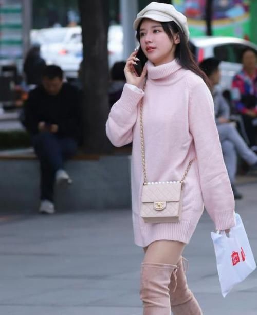  #粉色#街拍：天生丽质的小姐姐，一条粉色的针织连衣裙，时尚清新气质美
