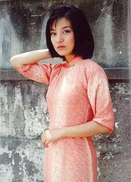 20多岁的女孩适合穿旗袍吗？