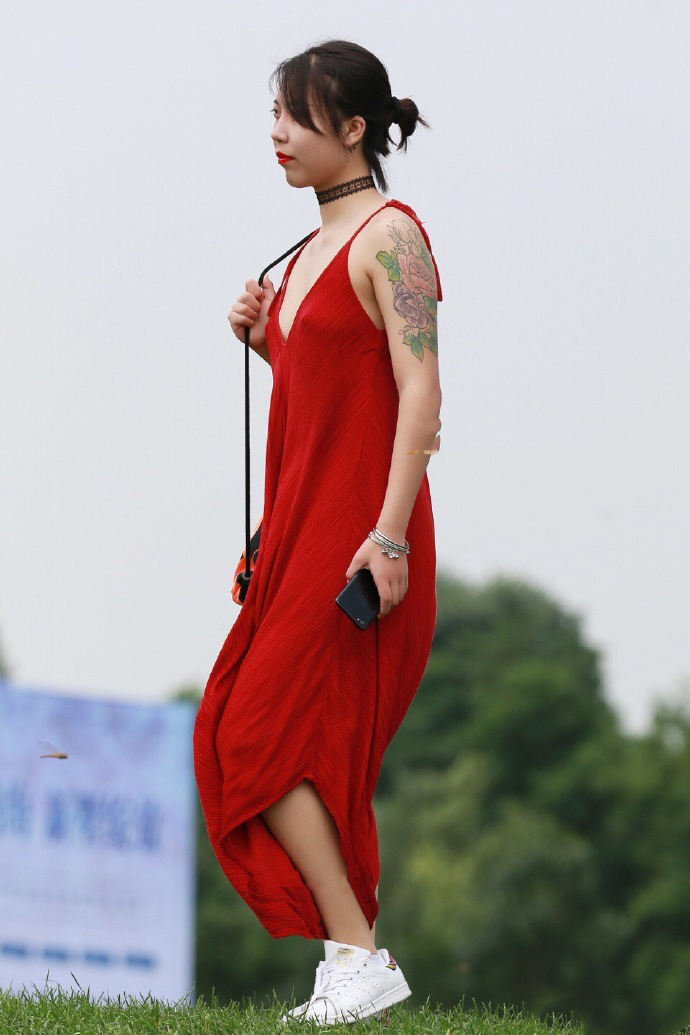 公园里白胖的小姐姐, V领吊带连衣裙穿真低, 散发出十足的女人味!