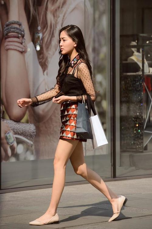 街拍：凸显凹凸有致的完美身材，身材窈窕，女人味十足