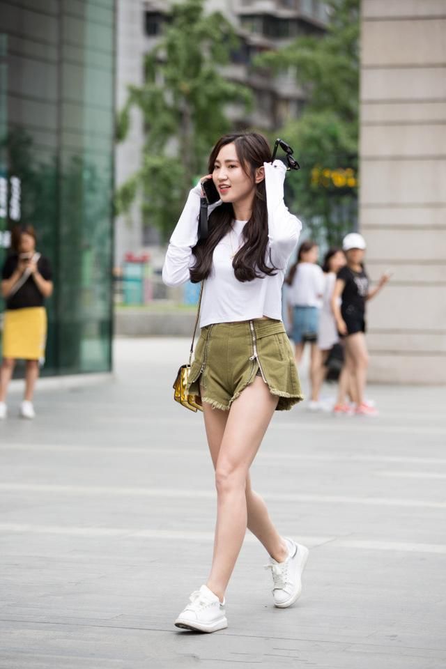 街拍!夏季这样的装扮更显你的苗条身材!