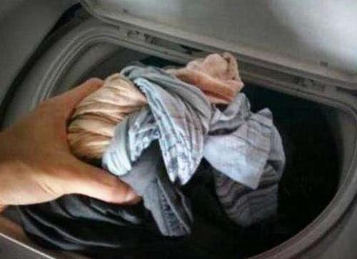  「清洗」在洗衣机放入这个东西，衣服洗得更加干净，还很环保
