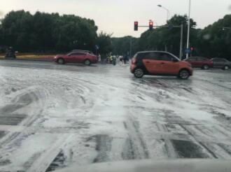 『洗洁精』天降洗洁精？一场大雨后路面出现大量白沫，真相是……