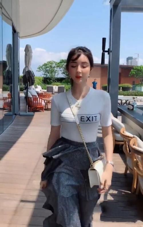  『小姐姐』清新的潮流少女，穿搭紧身，不一样的青春情怀!