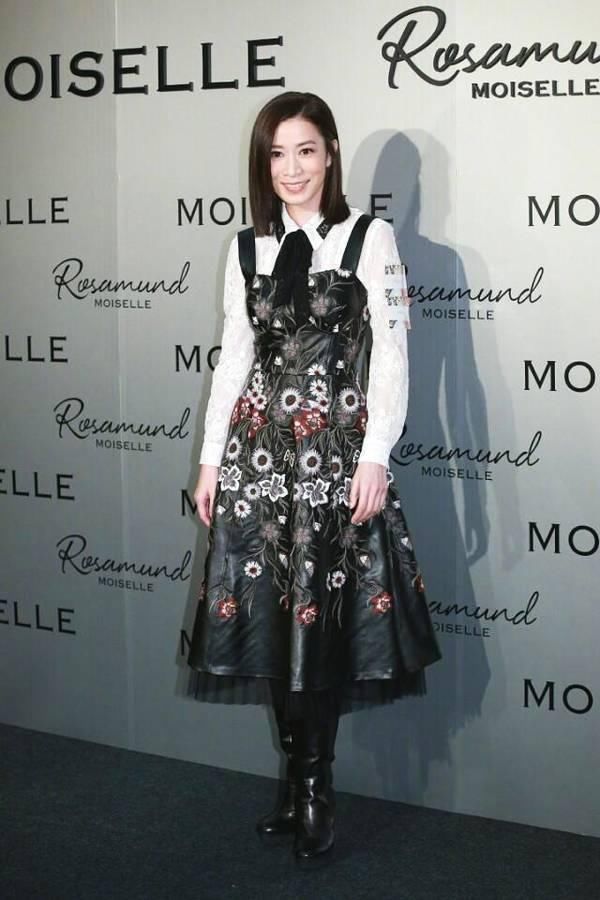 43岁佘诗曼败给56岁关之琳，只因为她穿了这样一双鞋！