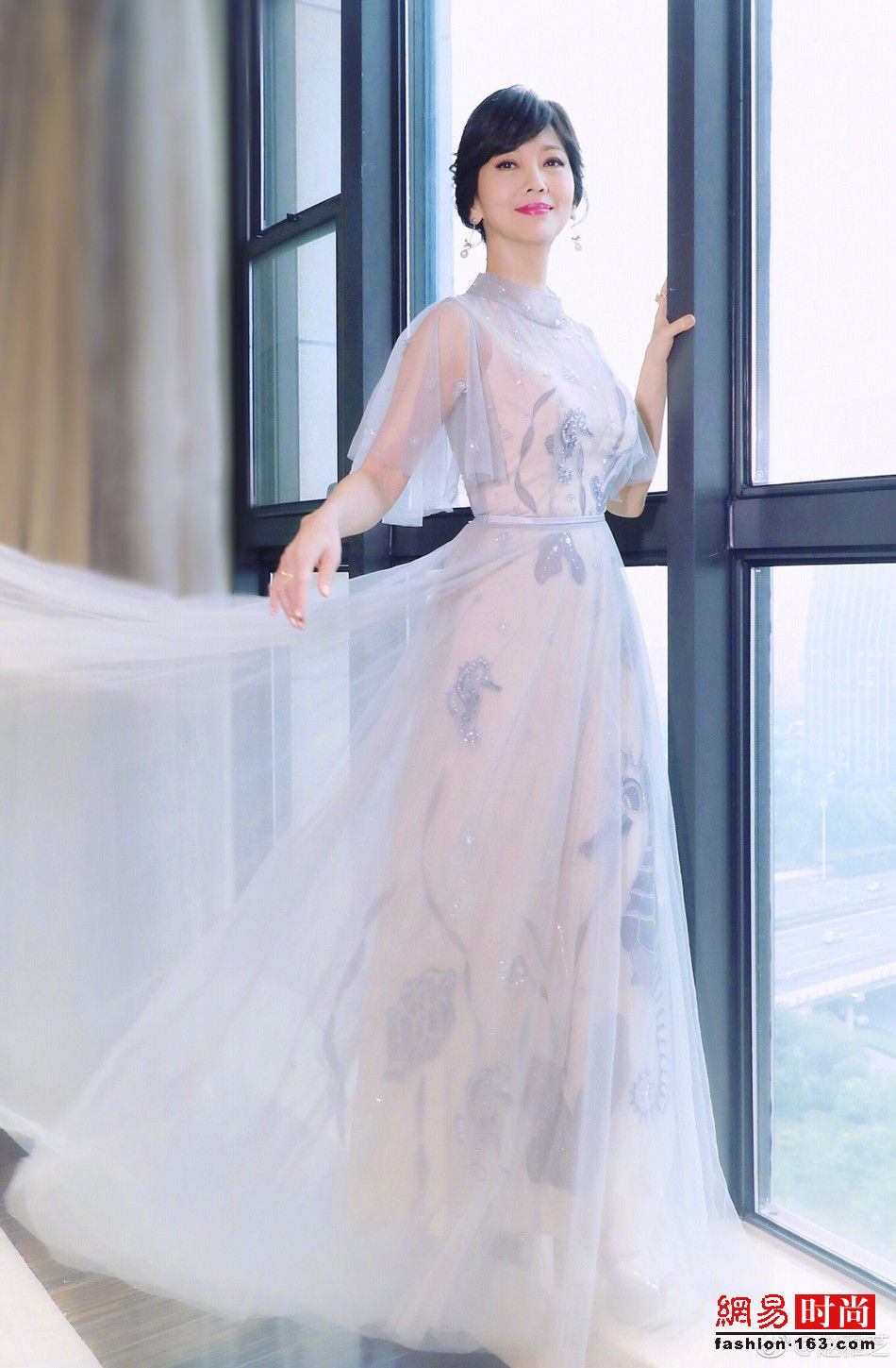 敢穿!63岁赵雅芝穿透视衫短裤秀紧致身材