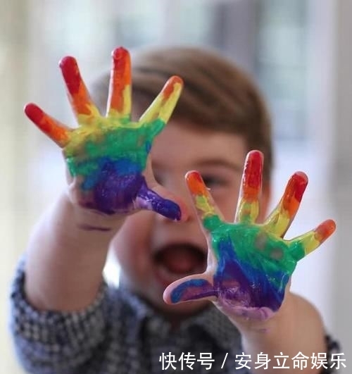  格子：路易小王子2岁生日新照来袭！穿格子衬衫变小画家，好羡慕这发量