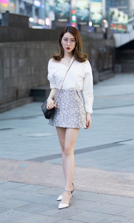 如何穿出小鸟依人的那种感觉?一手长半身裙是一个不错的选择!