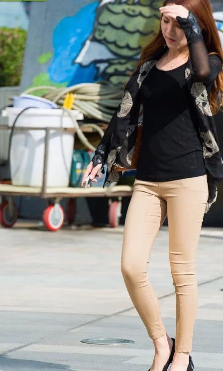 气质小姐姐紧身裤霸气上街，裹出丰腴的臀部，不是一般人还真驾驭