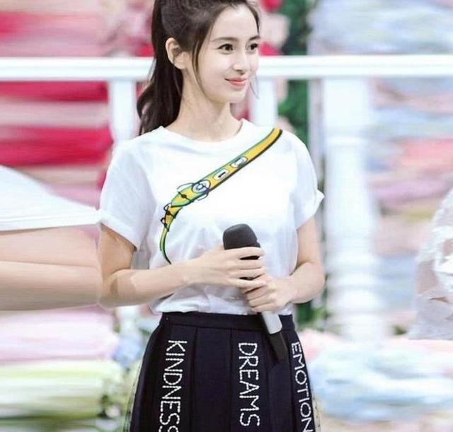 AngelaBaby和热巴同穿T恤短裙，终于知道已婚和单身的差距了!