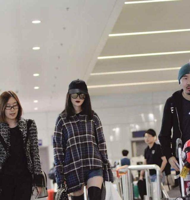 迪丽热巴街拍气场全开，长靴上身比起“老板”杨幂更有女神范！