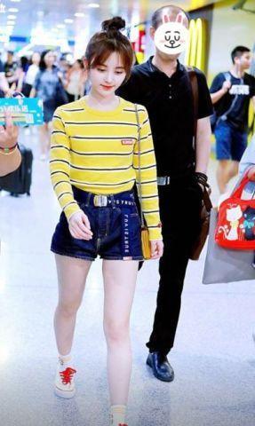 鞠婧祎也是豁出去了，为显高将裤腰提高10厘米，可惜腿还不够长