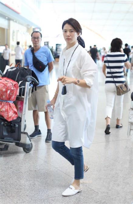 袁咏仪素颜现身，穿着路人气质出众，这是46岁女人最美的样子