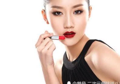 6岁女孩撞脸迪丽热巴，教大家化妆成网红，化妆技术赢在起跑线！