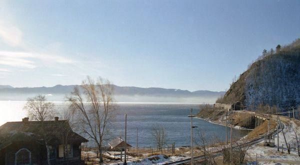  【贝加尔湖】这条铁路堪称：用火药炸出来，一天只修50米，不是