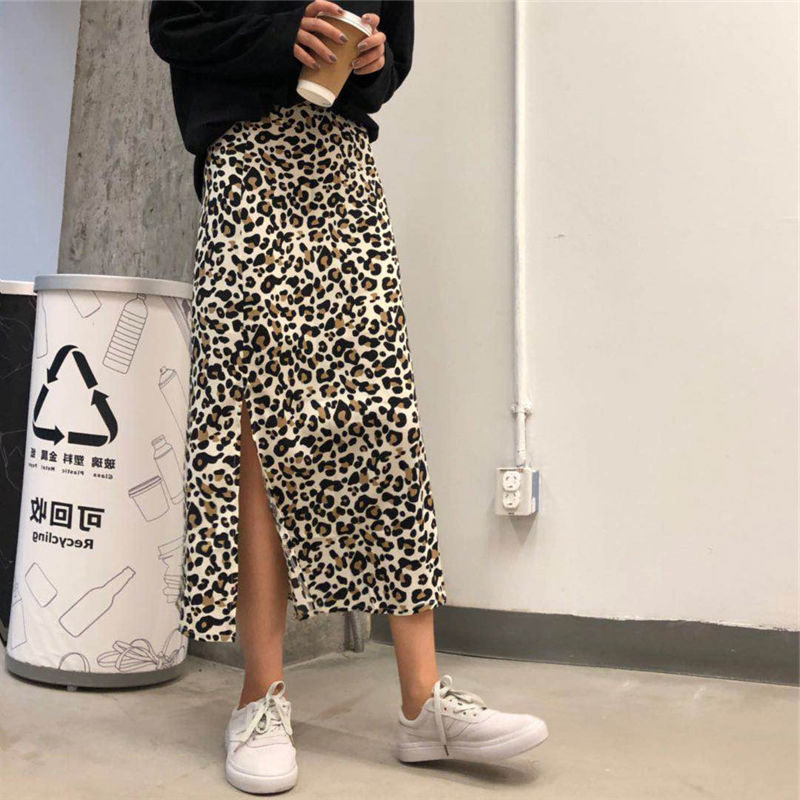 这半身裙真洋气，80后女人穿巨有魅力，显嫩更气质