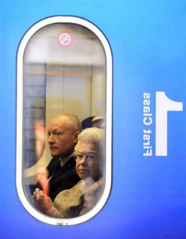 92岁英女王提倡节俭！独自出门赶火车，省下皇家列车5万英镑