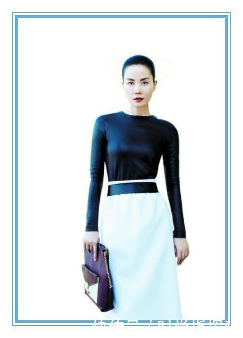 王菲不愧是天后级女神！竟把关晓彤和郑爽的买菜包背出了高级感