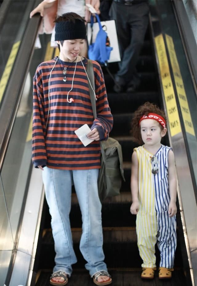 窦靖童终于“不一样”？粉色透视配皮裤女人味十足，网友：挺有料